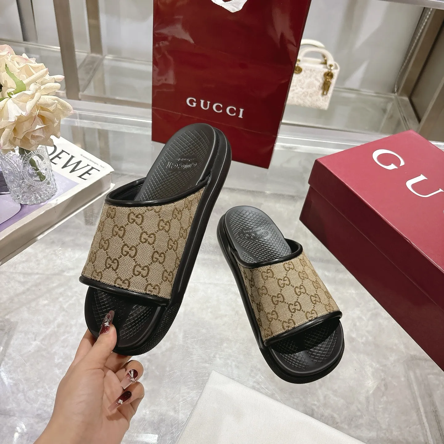 p400🐮🐮New summer men's slip-on slippers. Inspired by the summer spirit and beach clubs of the Italian coast, this piece is part of Gucci Lido. The Pre-Fall collection reinterprets the brand's signature elements and sophisticated patterns in a contemporary way. Made from black rubber, these flat sandals feature a slip-on design that reinterprets the brand's distinctive green and red web design. GG Classic Upper Men's Molded Rubber Footbed Gucci Logo Flat Made in Italy Size: Men's 40 to 47,